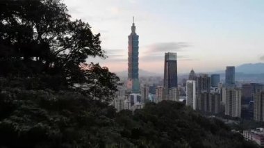 Taipei 101 ve Taipei City, Tayvan üzerinde inanılmaz bir hava aracı gün batımı görüntüsü. Orta açı, seyahat hareketi, HD.