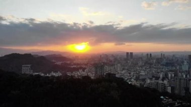 Taipei, Tayvan üzerinde hava aracı gün batımı görüntüsü. Orta açı, parallax hareketi, HD.