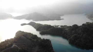 Thousand Island Gölü, Taipei, Tayvan 'daki dağ gölü üzerinde insansız hava aracı görüntüsü. Düşük açı, parallax hareketi, HD.