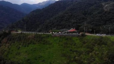 Thousand Islands Gölü, Taipei, Tayvan 'daki Dağ Gölü' nde insansız hava aracı görüntüsü. Düşük açı, seyahat + eğim hareketleri, HD.