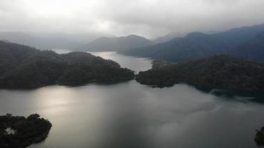 Thousand Island Gölü, Taipei, Tayvan 'daki dağ gölü üzerinde insansız hava aracı görüntüsü. Düşük açı, parallax hareketi, HD.