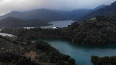 Thousand Islands Gölü, Taipei, Tayvan 'daki Dağ Gölü üzerinde hava aracı görüntüsü. Orta açı, parallax hareketi, HD.