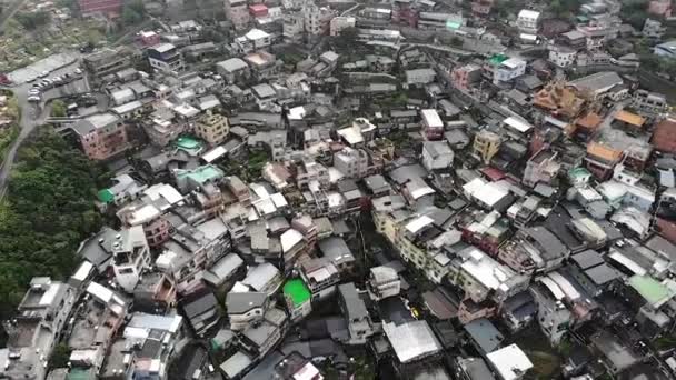 台湾九分の山間の村の上空からの空中ドローンの眺め低角度 — ストック動画