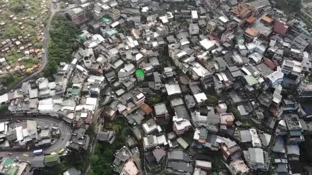 台湾の九分山村上空の空中ドローンビュー低角度 視差運動 — ストック動画