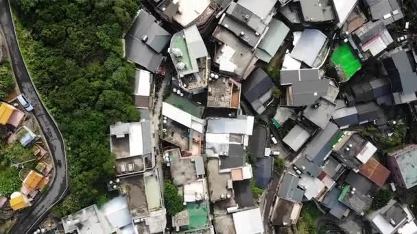 台湾の九分の山の村の上空からの空中ドローンの眺めゼニスの角度 移動中 — ストック動画