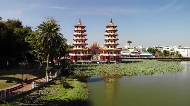 Aerial Drone View Pagodas Lotus Pond Lake Kaohsiung City Taiwan — Stock videók
