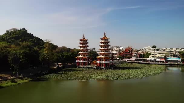 Kaohsiung Tayvan Daki Lotus Gölü Ndeki Pagodas Üzerinde Hava Aracı — Stok video