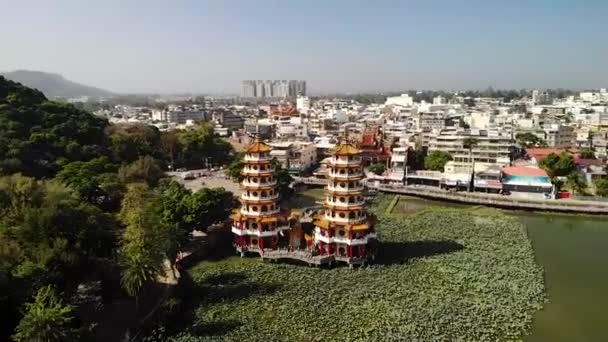 Flygdrönare Utsikt Över Pagodas Lotus Pond Lake Kaohsiung Stad Taiwan — Stockvideo