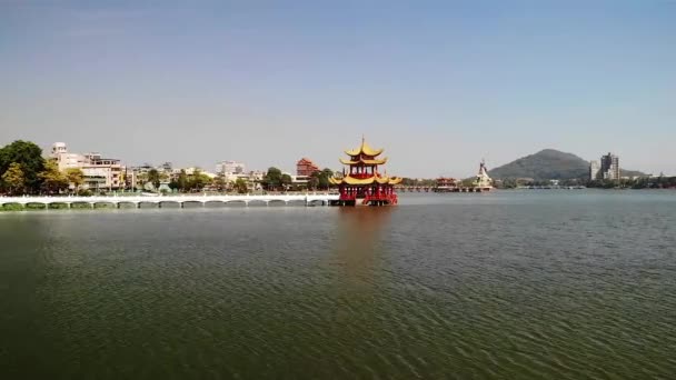 มมองโดรนทางอากาศเหน อทะเลสาบโลต งมองในเม Kaohsiung มกลาง การเด นทาง การเคล อนไหวพาราแล — วีดีโอสต็อก