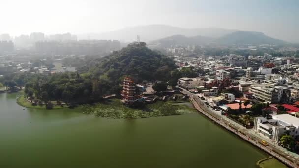 Aerial Drone View Pagodas Lotus Pond Lake Kaohsiung City Tajwan — Wideo stockowe