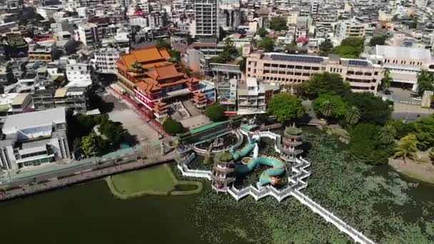 Вид Воздуха Пагоды Озере Лотос Понд Городе Гаосюн Тайвань Низкий — стоковое видео