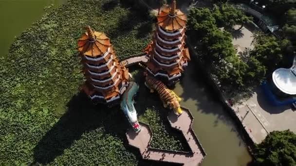 Aerial Drone View Pagodas Lotus Pond Lake Kaohsiung City Tajwan — Wideo stockowe