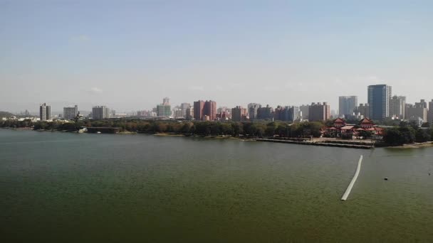 Vista Aérea Del Dron Sobre Lago Lotus Pond Ciudad Kaohsiung — Vídeos de Stock