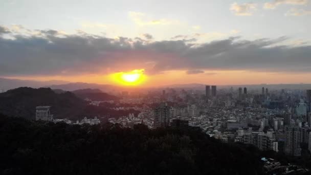 Luchtfoto Drone Zonsondergang Uitzicht Taipei Stad Taiwan Middenhoek Parallax Beweging — Stockvideo