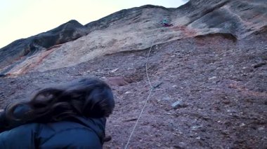 İspanya 'nın Barcelona yakınlarındaki dağlara tırmanmaya giden iki bayan arkadaş. Kadınlar dışarı tırmanıyor. Yüksek kalite 4k görüntü