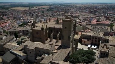 Huesca, İspanya 'daki şehir ve katedralin insansız hava aracı görüntüleri. Yüksek kalite 4k görüntü