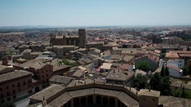 Huesca, İspanya 'daki şehir ve katedralin insansız hava aracı görüntüleri. Yüksek kalite 4k görüntü