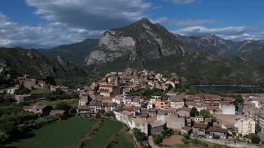 İspanya, Katalonya 'daki Coll de Nargo kasabasının insansız hava aracı görüntüleri. Yüksek kalite 4k görüntü