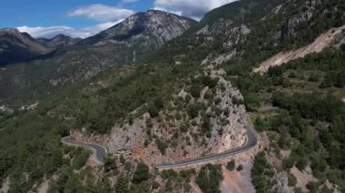 İspanya, Katalonya 'da dağ yolunda motosiklet sürerken çekilen hava aracı görüntüleri. Yüksek kalite 4k görüntü