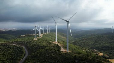 İHA görüntülerinde Katalonya, İspanya 'da temiz enerji üreten yel değirmenleri görülüyor. Yüksek kalite 4k görüntü