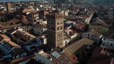 Teruels 'in İspanya' daki ünlü El Salvador kulesinin hava aracı görüntüleri. Yüksek kalite 4k görüntü