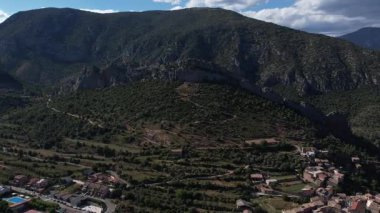 Katalonya, İspanya 'da neraby Coll de Nargo' ya tırmanıyorum. Yüksek kalite 4k drone görüntüsü