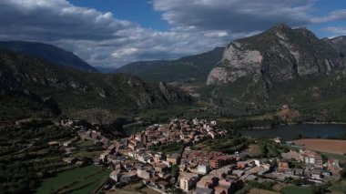 İspanya, Katalonya 'daki Coll de Nargo kasabasının insansız hava aracı görüntüleri. Yüksek kalite 4k görüntü