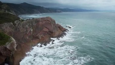 Bask ülkesindeki Zumaia Flysch uçurumları. Yüksek kalite 4k drone görüntüsü