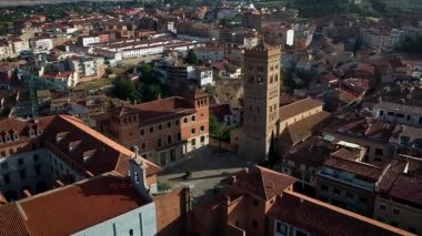 Teruels 'in İspanya' daki ünlü El Salvador kulesinin hava aracı görüntüleri. Yüksek kalite 4k görüntü