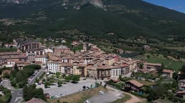 Katalonya, İspanya 'daki Sant Llorens de Morunys kasabası. Yüksek kalite 4k drone görüntüsü