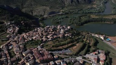 İspanya, Katalonya 'daki Coll de Nargo kasabasının insansız hava aracı görüntüleri. Yüksek kalite 4k görüntü