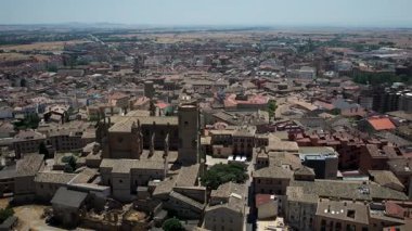 Huesca, İspanya 'daki şehir ve katedralin insansız hava aracı görüntüleri. Yüksek kalite 4k görüntü