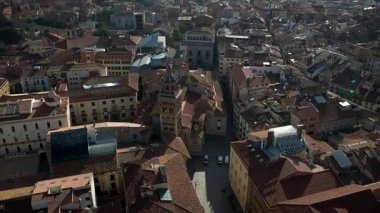 Teruels 'in İspanya' daki ünlü El Salvador kulesinin hava aracı görüntüleri. Yüksek kalite 4k görüntü