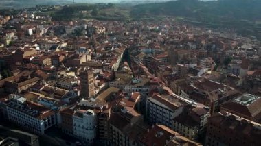 Teruels 'in İspanya' daki ünlü El Salvador kulesinin hava aracı görüntüleri. Yüksek kalite 4k görüntü