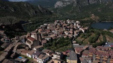 İspanya, Katalonya 'daki Coll de Nargo kasabasının insansız hava aracı görüntüleri. Yüksek kalite 4k görüntü