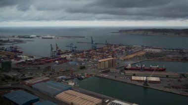 İspanya 'nın Bask Bölgesi' nde Bilbao Limanı. Yüksek kalite 4k drone görüntüsü