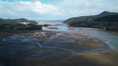 Bask Ülkesi 'ndeki Urdaibais Biyosfer Rezervi' nin hava görüntüleri. Yüksek kalite 4k dron görüntüsü