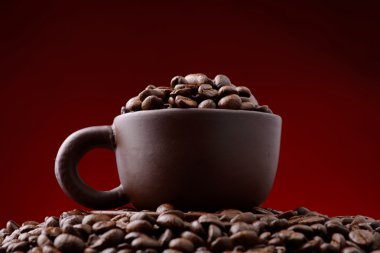 Kahve çekirdekli kahve fincanı.