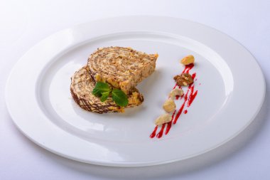 Beyaz tabakta Fındıklı kek