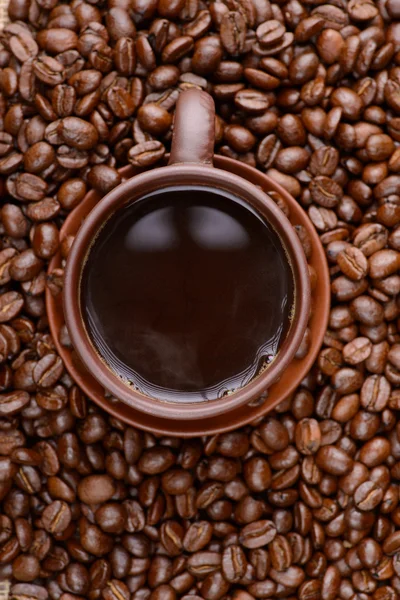 Šálek espresso kávy na fazole — Stock fotografie