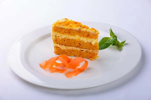 Beyaz arka plan üzerinde havuç plaka ile pasta