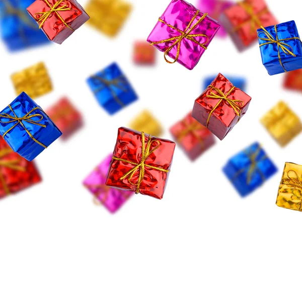 Beyaz arka plan üzerinde renkli hediye kutuları
