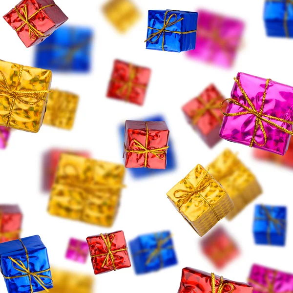Beyaz arka plan üzerinde renkli hediye kutuları