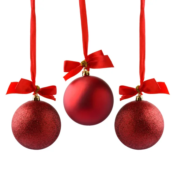 Vánoční míč visící na stuze izolované na bílém — Stock fotografie