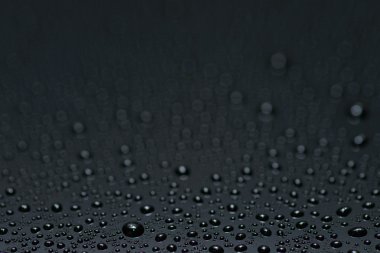 Su siyah üzerine düşer.