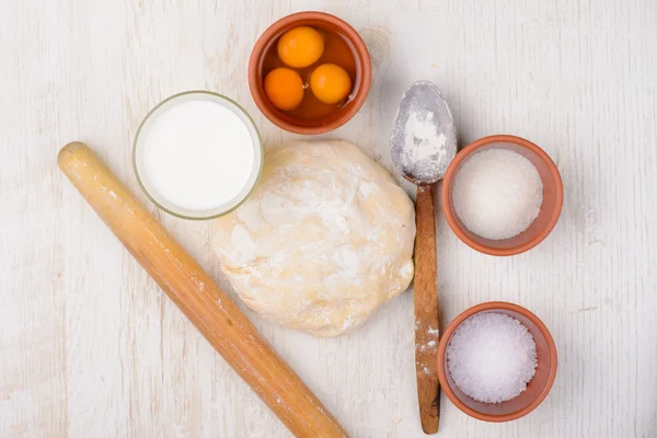 Masa, harina, huevos, leche, sal, azúcar, ingredientes para hornear — Foto de Stock