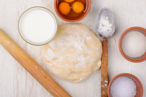 Deeg meel, eieren, melk, zout, suiker, bakken ingrediënten — Stockfoto