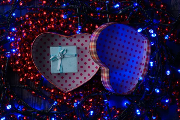 Cadeau met hart garland voor vakantie — Stockfoto