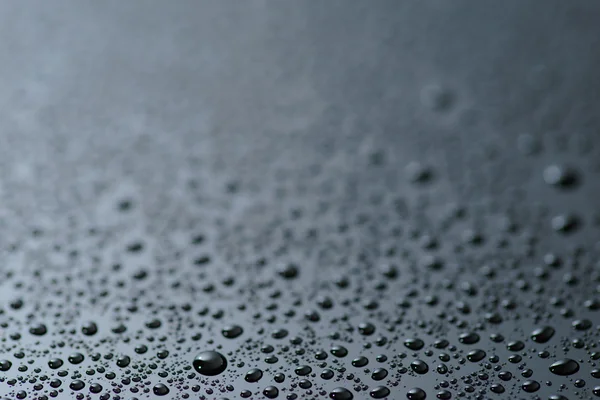 Su siyah üzerine düşer.