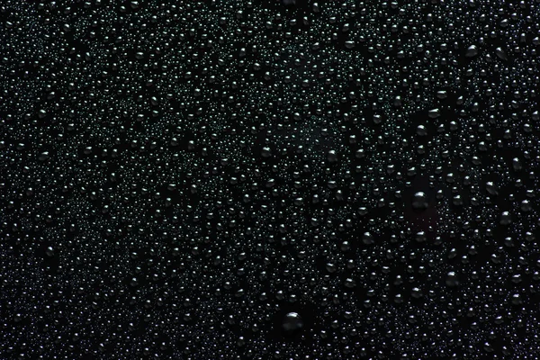 Su siyah üzerine düşer.